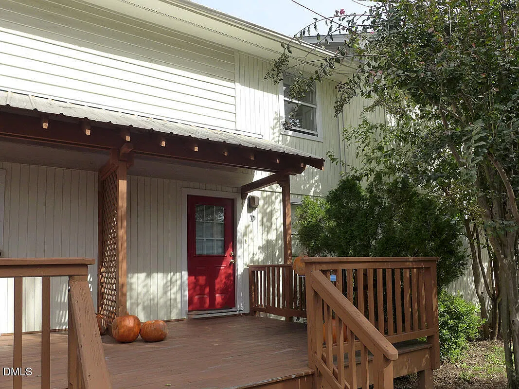 2 bed, 1.5 bath, 900 sqft, $1,895 — Photo 1