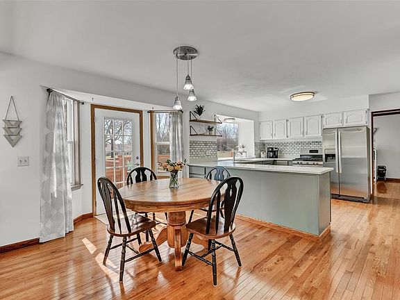 Updated Eat-in Kitchen, with Newer Appliances