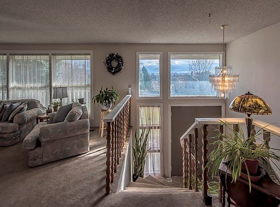 3rd image of 1003 SE Crestlane Dr