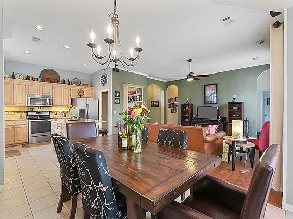 3rd image of 1833 Parkwood Dr