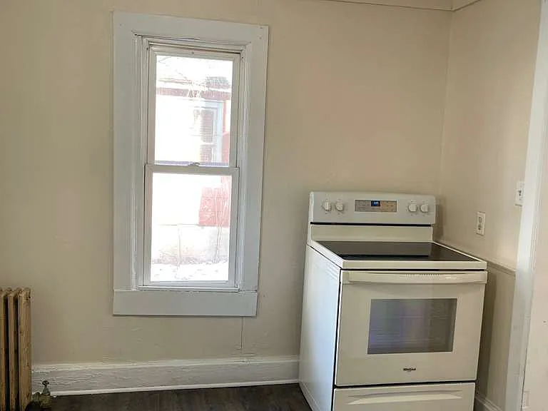 320 W Clark St — Photo 9