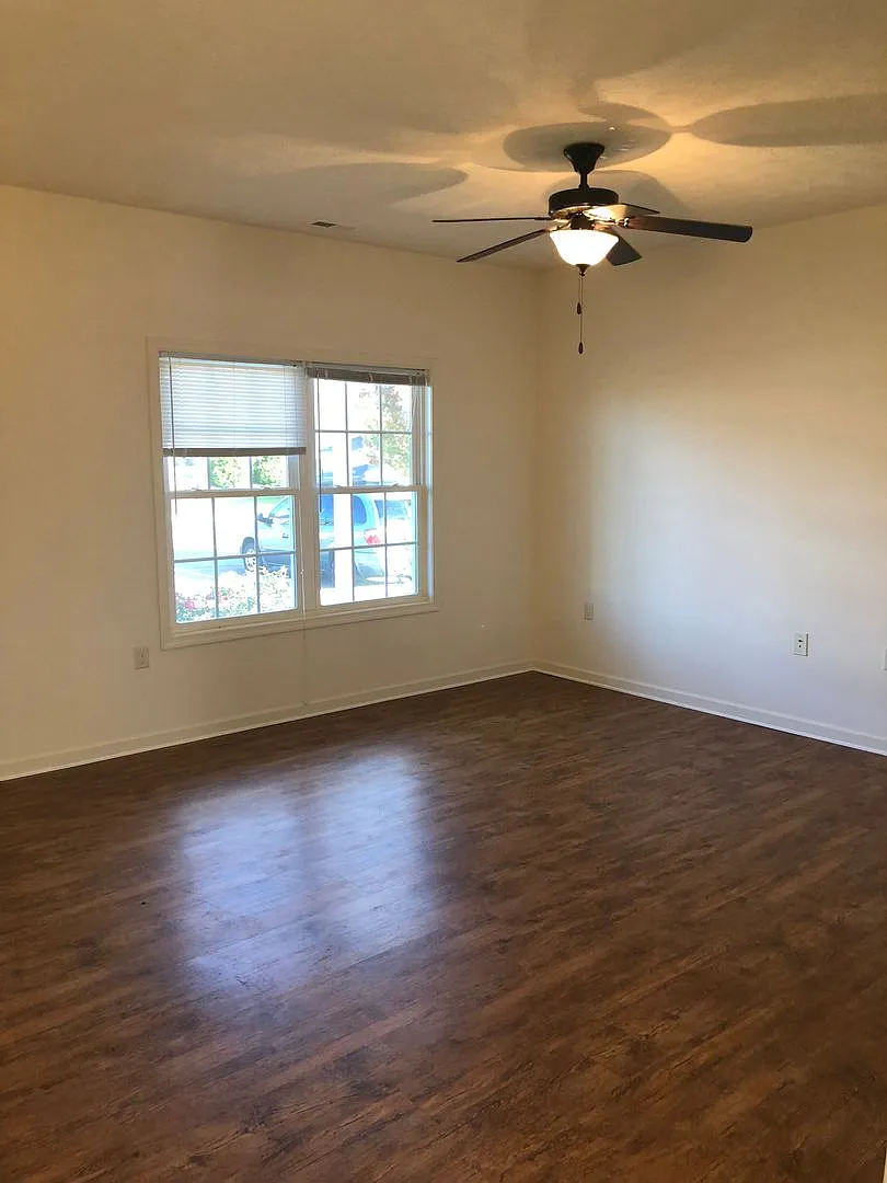 3 Bedroom, 2.5 Bath Two Level Townhouse — Photo 4
