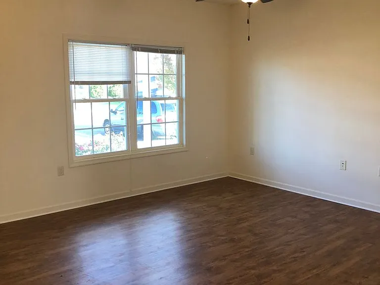 1025 Wellington Dr — Photo 4