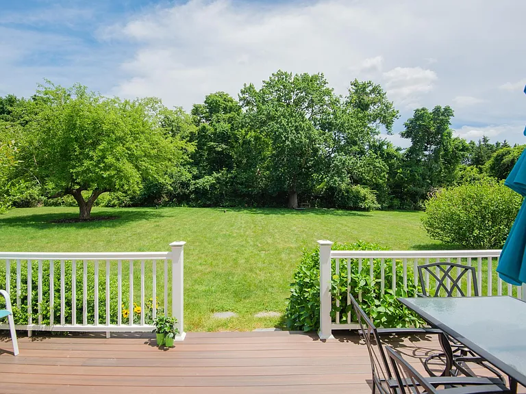 663 Aquidneck Ave — Photo 23