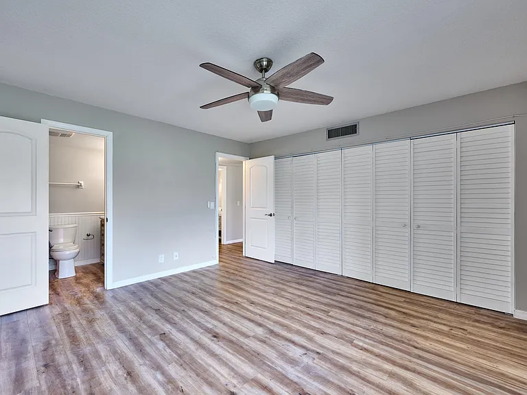 12021 W Greenway Dr — Photo 32