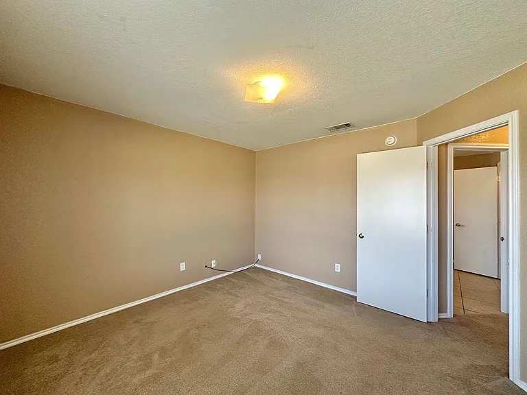 4404 Waterside Dr — Photo 30