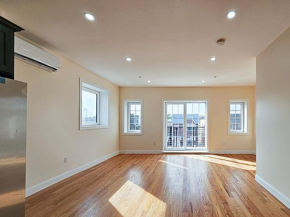 4th image of 125 Bay 10 St #2A