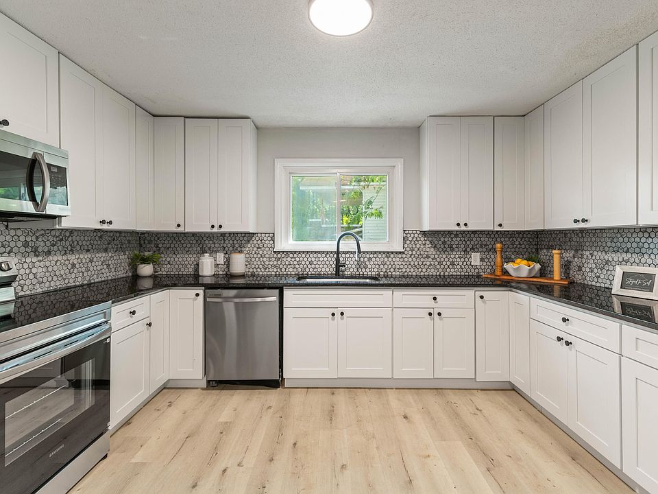1st image of 208 Flora Cir
