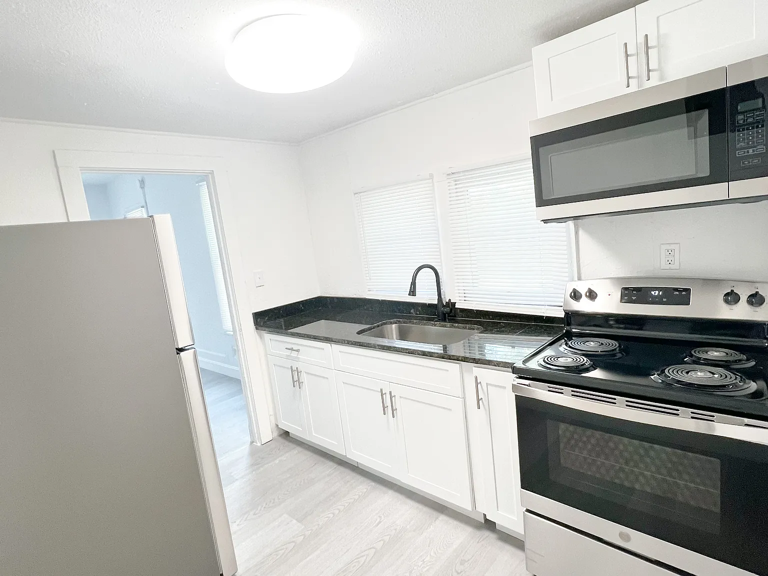 Studio, 550 sqft, $899 — Photo 2
