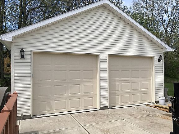 Detached 24’ x 24’ garage