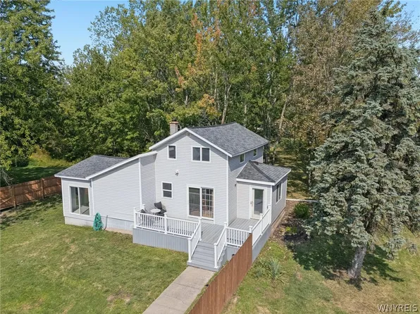 8420 Akron Rd, Lockport, NY 14094