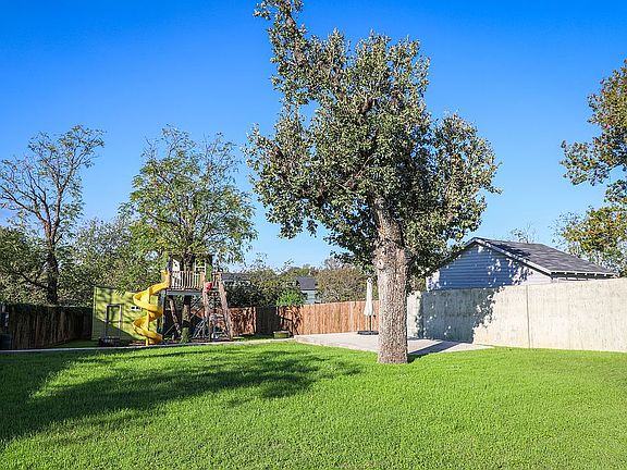 5th image of 1902 Greenwood Ave