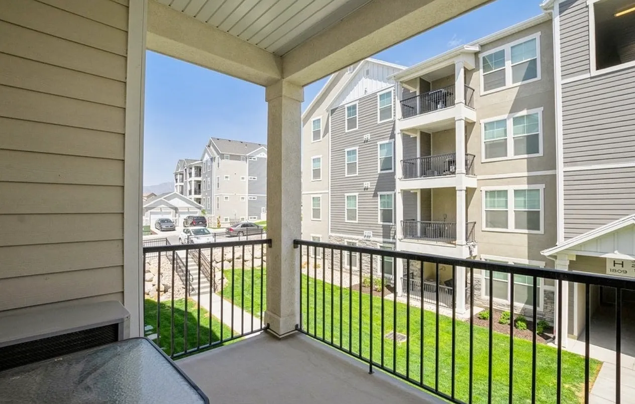 1806 W Newcastle Ln — Photo 1