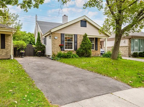 42 Macteith Ct, Cambridge, ON N1R 7B9