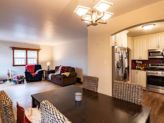 2nd image of 2517 Clark St