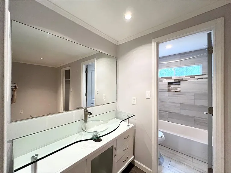 710 Creekwood Xing — Photo 14
