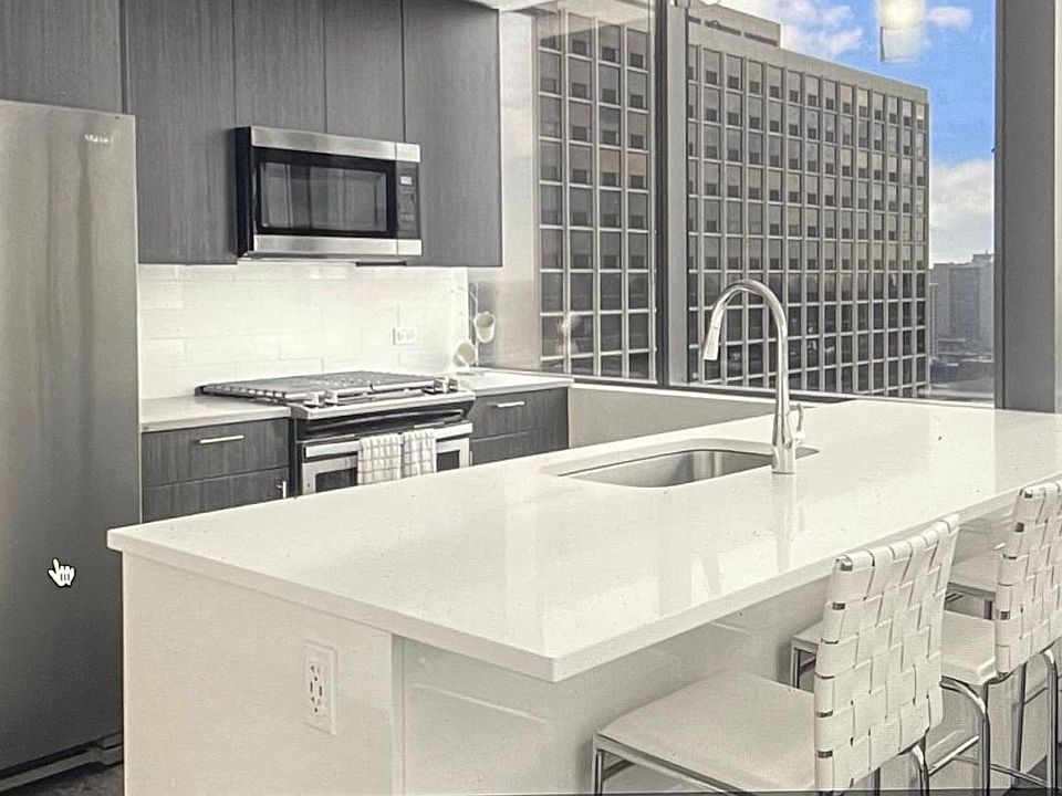 1st image of 4420 N Clarendon Ave #1104