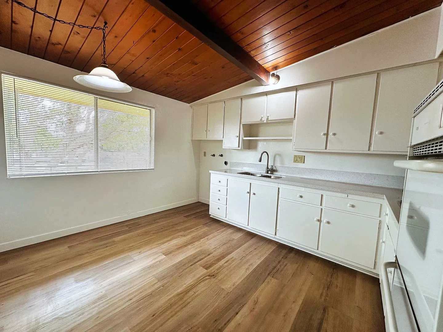 Stratford Beach Apartments — Photo 3