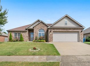 1300 SW Willow Bend Ave, Bentonville, AR 72713