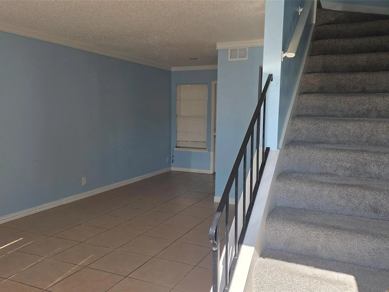 1 bed, 1.0 bath, 4690 sqft, $950 — Photo 2