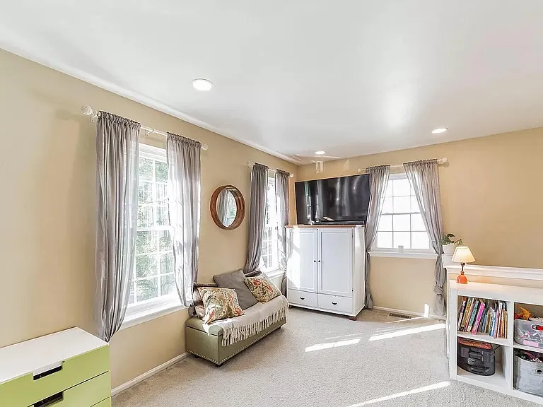 15 Coventry Ln — Photo 2