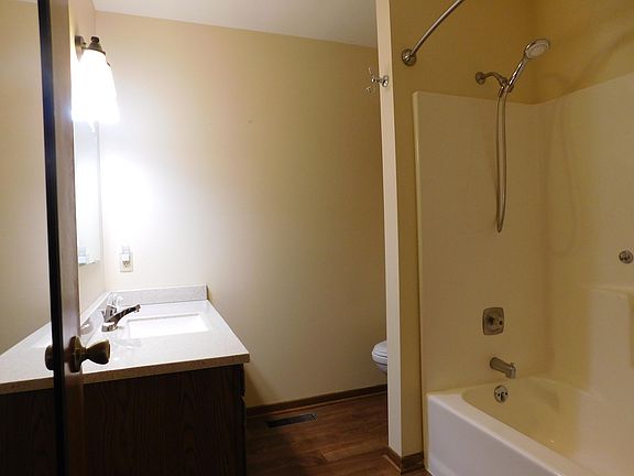 5th image of 75 Old Mill Dr Unit 9