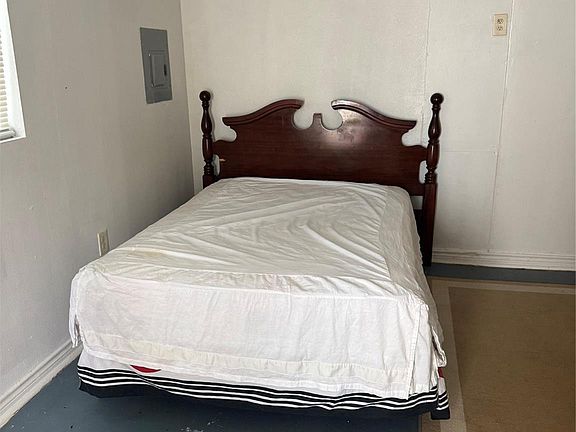 3rd image of 115 Bedford St