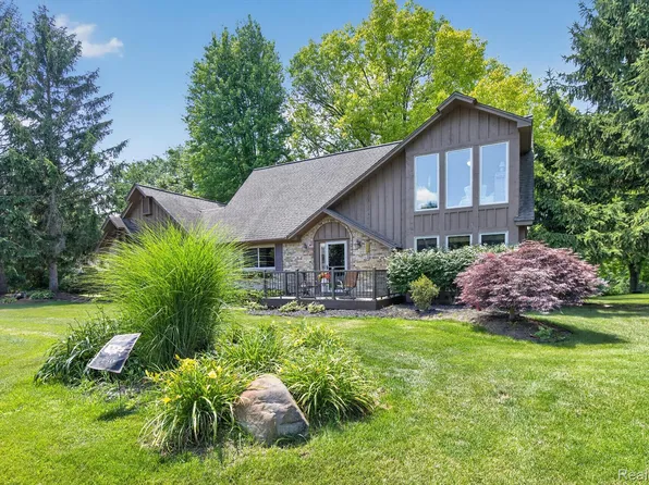 9968 Timothy Ln, South Lyon, MI 48178