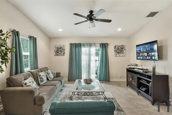 3021 NW 21st Ct — Photo 4