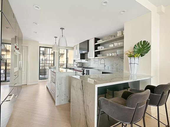 4th image of 937 Union St APT 14