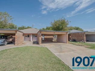 905 NW 28th St, Moore, OK 73160
