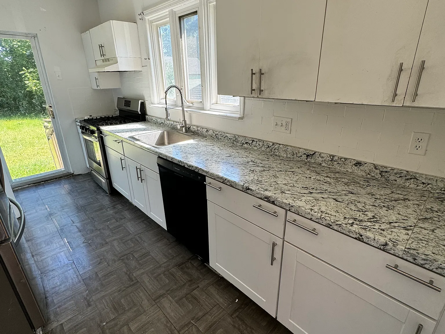 3 bed, 1155 sqft, $3,400 — Photo 2