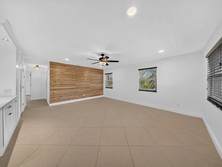 2319 Tamarind Dr — Photo 8