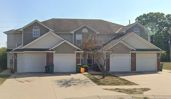 1st image of 924 SW Imperial Ln