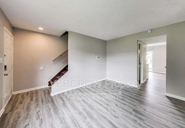 9455 Huggin Hollow Rd — Photo 4