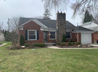 1181 Fairholme Rd, Grosse Pointe Woods, MI 48236