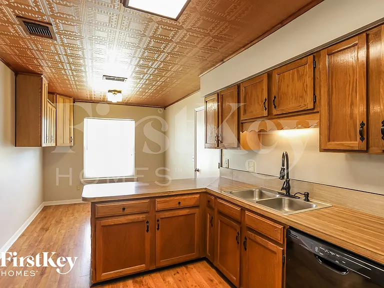 10904 Grand Trunk Ln — Photo 6