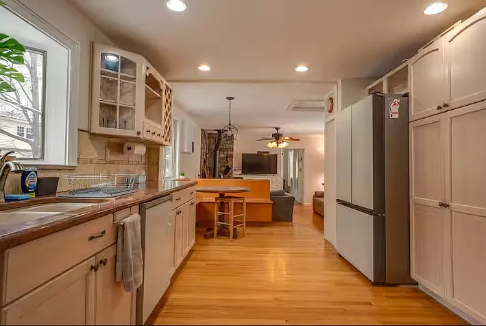 3 bed, 1.5 bath, 2152 sqft, $4,000 — Photo 4