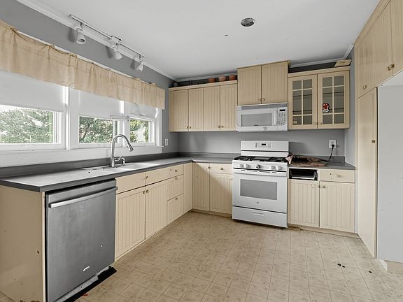 2nd image of 6414 W Hillside Rd #A