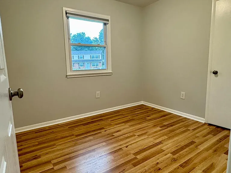 13203 Hampshire Ct — Photo 11