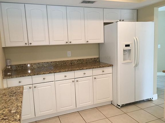 Kitchen w/ Beautiful Granite