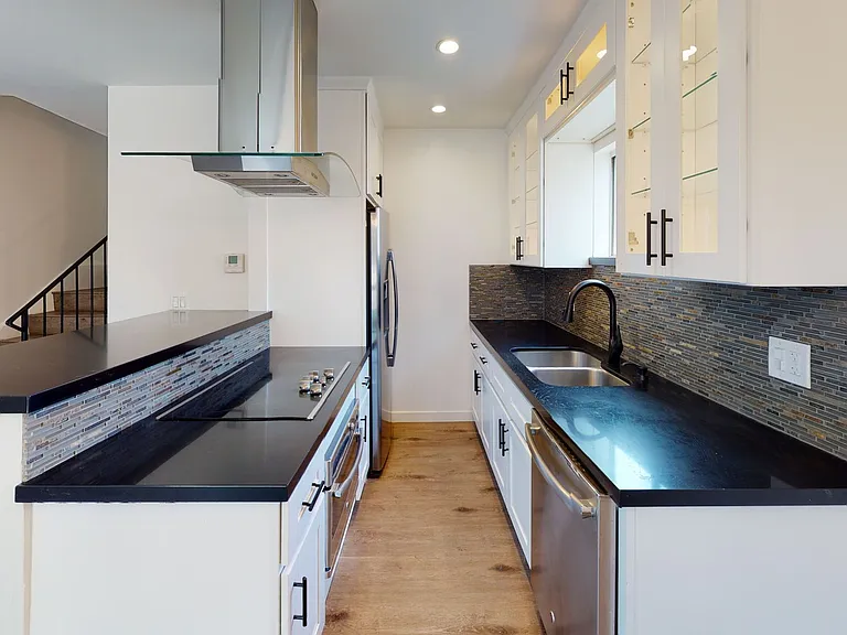 212 S Arnaz Dr — Photo 12