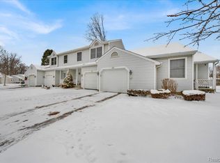 202 Meadow Pointe Dr, Fenton, MI 48430