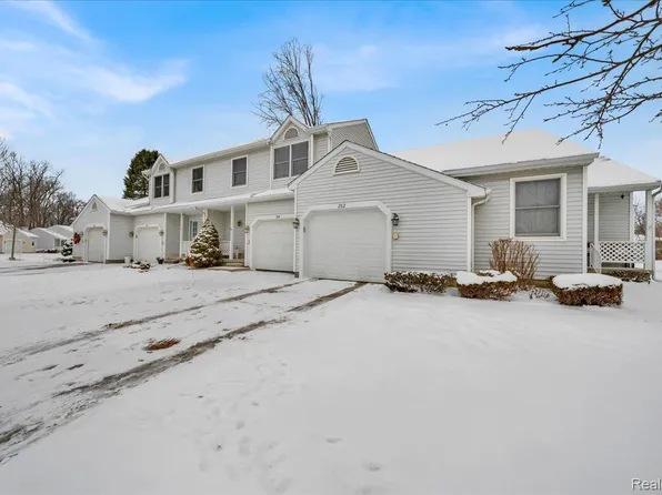 202 Meadow Pointe Dr, Fenton, MI 48430