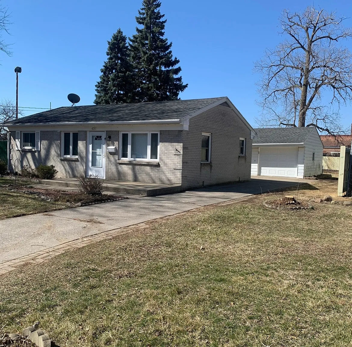 3 bed, 864 sqft, $1,300 — Photo 1