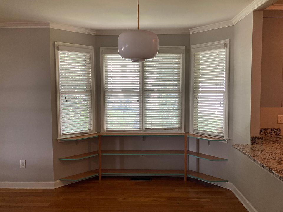 dining room bay window and built in shelves
