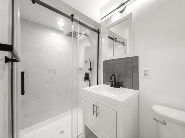 31 Hooks Ln, Edgewater, NJ 07020
