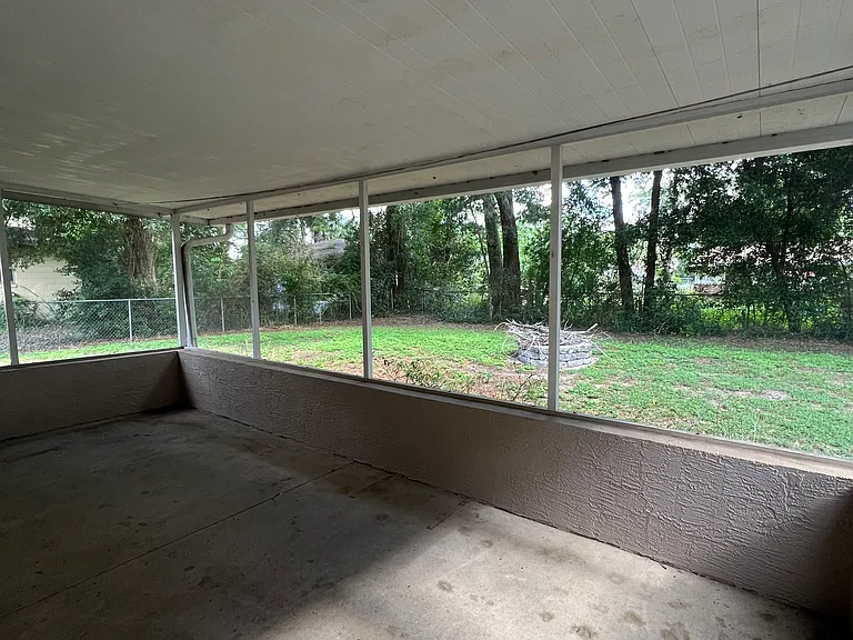 212 E Vermont Ave — Photo 19