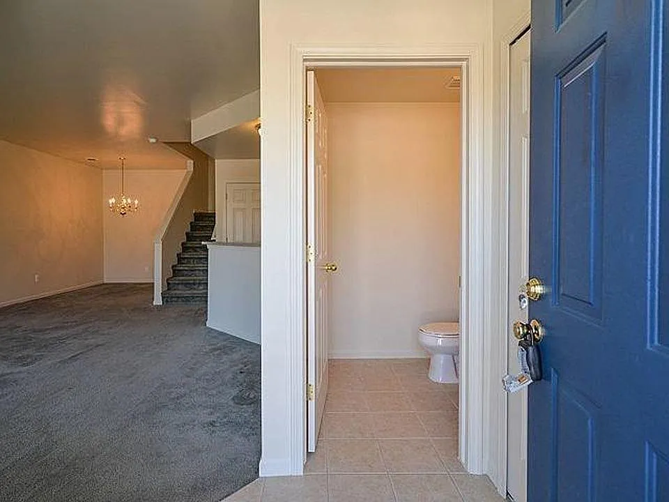 2 bed, 2.5 bath, 1380 sqft, $2,100 — Photo 3