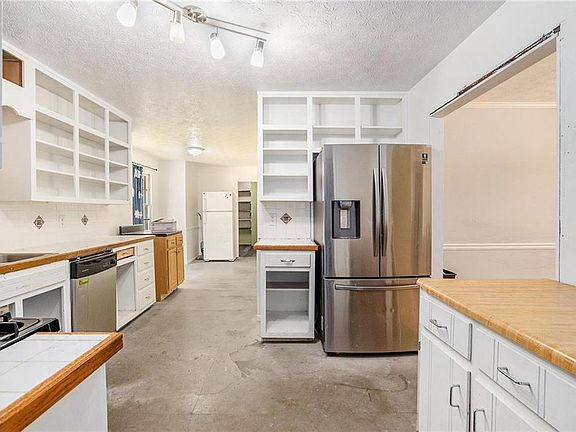 3rd image of 2358 Cannon Hill Rd SW